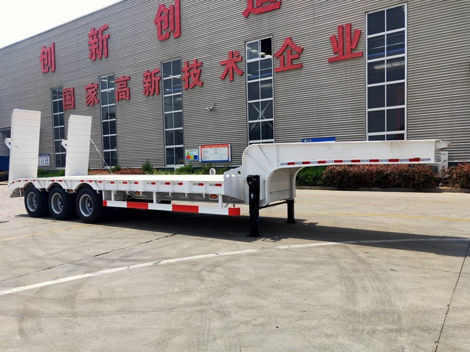 Semi Trailer For Gravemaskin